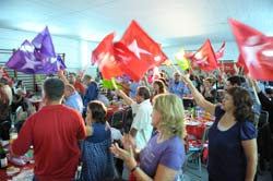 O Salão dos Bombeiros Voluntários de Queluz encheu para o jantar bloquista. Foto Paulete Matos