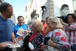 Francisco Louçã e João Teixeira Lopes na arruada do Porto, esta sexta-feira. Foto de Paulete Matos