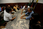 Francisco Louçã com a população da freguesia da Branca. Foto de Paulete Matos