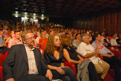Luís Fazenda e Natasha Nunes no comício que juntou 400 pessoas no Teatro Villaret - Foto de Ana Candeias
