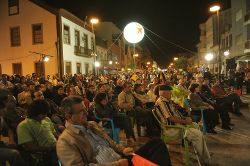 Praça cheia para ouvir o Bloco no Furadouro. Foto de Paulete Matos