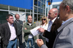 Miguel Portas e Francisco Louçã com trabalhadores da Makro ameaçados de despedimento - Foto de Paulete Matos