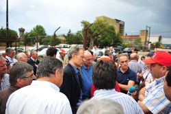 Francisco Louçã e Mighel Portas reunidos com trabalhadores da Platex. Foto de Paulete Matos