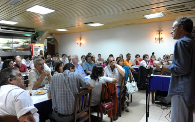 Louçã falando no jantar em Oeiras. Foto de Paulete Matos