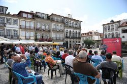Praça cheia em Ponte de Lima. Foto de Paulete Matos
