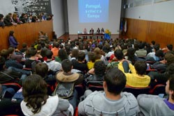 Miguel Portas na mesa do debate em Vila Verde. Foto de Paulete Matos