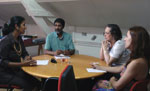 Helena Pinto em reunião com os responsáveis da Envolver. Foto de Vítor Franco