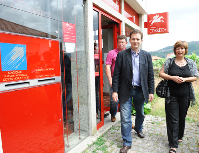 Pedro Soares e Mariana Aiveca em visita aos CTT numa freguesia de Monção - Foto de Paulete Matos