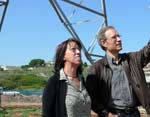 Alda Macedo e Francisco Louçã em visita a escola em construção debaixo de linhas de 220 mil volts. Foto Paulete Matos
