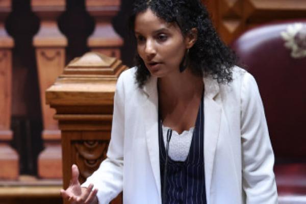 “Baixos salários, habitação inacessível e instabilidade são a asfixia da democracia”