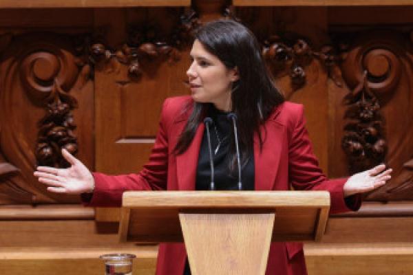 “O Chega organiza a política do sistema, o PSD passa-a a escrito, o PS assina por baixo”