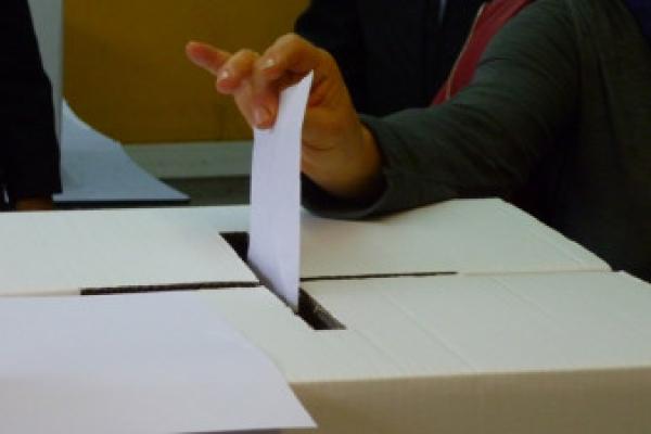 Portugueses no estrangeiro enfrentam “obstáculos graves ao direito de voto” 