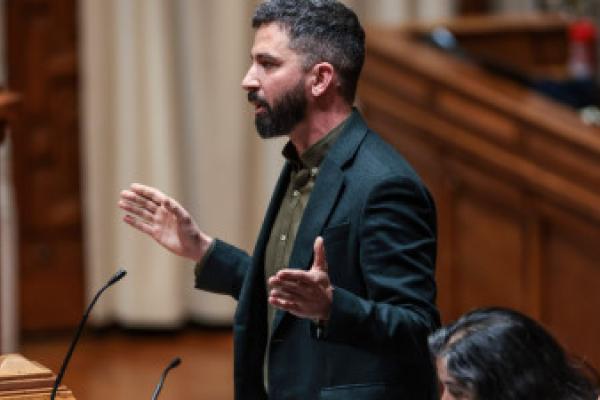 Montenegro insiste em “políticas de baliza aberta para a especulação imobiliária”