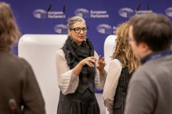 Mais de 100 deputados europeus manifestam apoio a Francesca Albanese