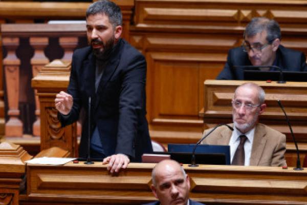 Bloco desafia Montenegro a impedir “taxa de guerra" nas contas do dia a dia