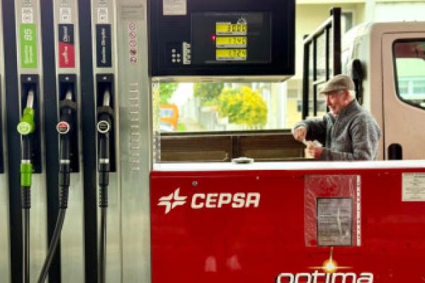 PSD, IL e CDS chumbam redução do IVA sobre combustíveis