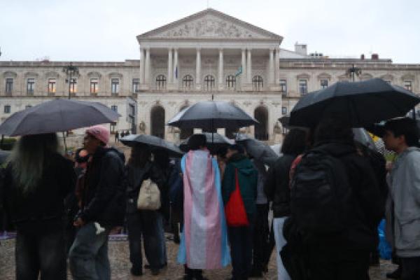 Lei trans: O que querem mudar, o que dizem os especialistas e o que o Governo escondeu