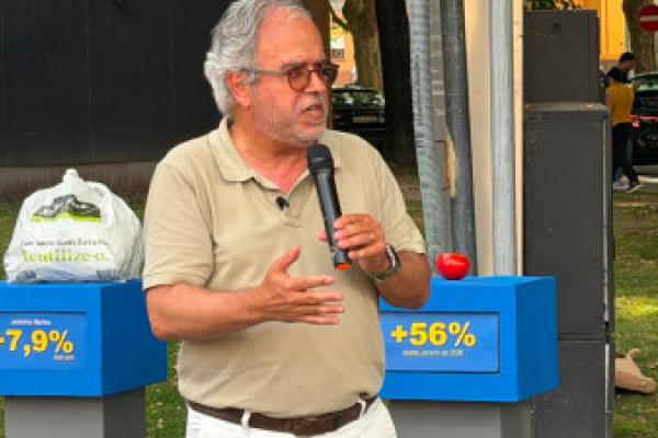 “Por cada dia de guerra, sobe o preço da renda, do leite e do pão”