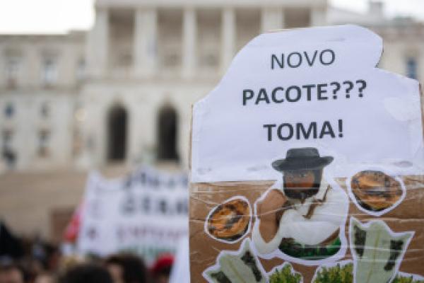 Pacote laboral chumbado no Parlamento