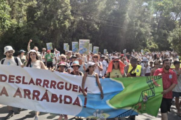 Uma multidão juntou‑se na caminhada para gritar “deslarrrguem a Arrábida”