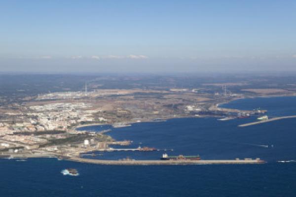 Bloco contra cais militar em Sines