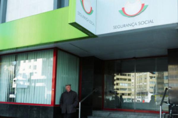 “PSU amarra as pessoas à pobreza”: Esquerda requer apreciação parlamentar