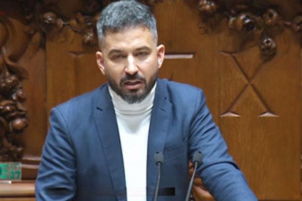 “Quem vê o país da janela de um palácio perde a noção do preço de uma renda”
