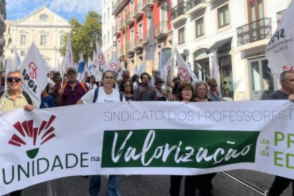 Professores alertam para projetos que põem em causa a escola pública
