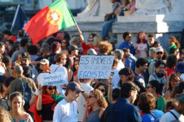 Milhares de pessoas juntam-se na rua contra a crise de custo de vida e a crise de habitação 