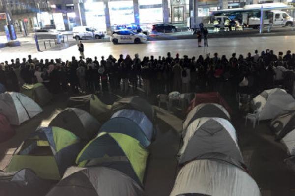 Carga policial às três da manhã desmantela acampada pela habitação no Porto. Movimento conta 37 feridos